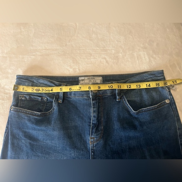Free People denim bootcut cropped jeans with raw hem
Size 30 - Picture 5 of 7